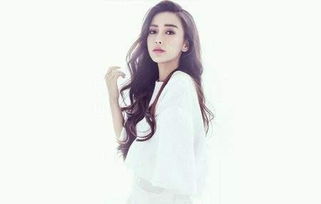 杨颖录制节目被男嘉宾紧搂，肢体姿势引热议，网友直呼“辣眼睛”